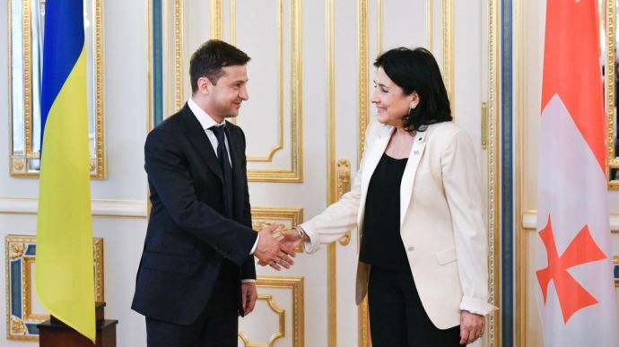 Начался процесс восстановления разрушенных отношений: сегодня состоится визит в Киев президента Грузии.