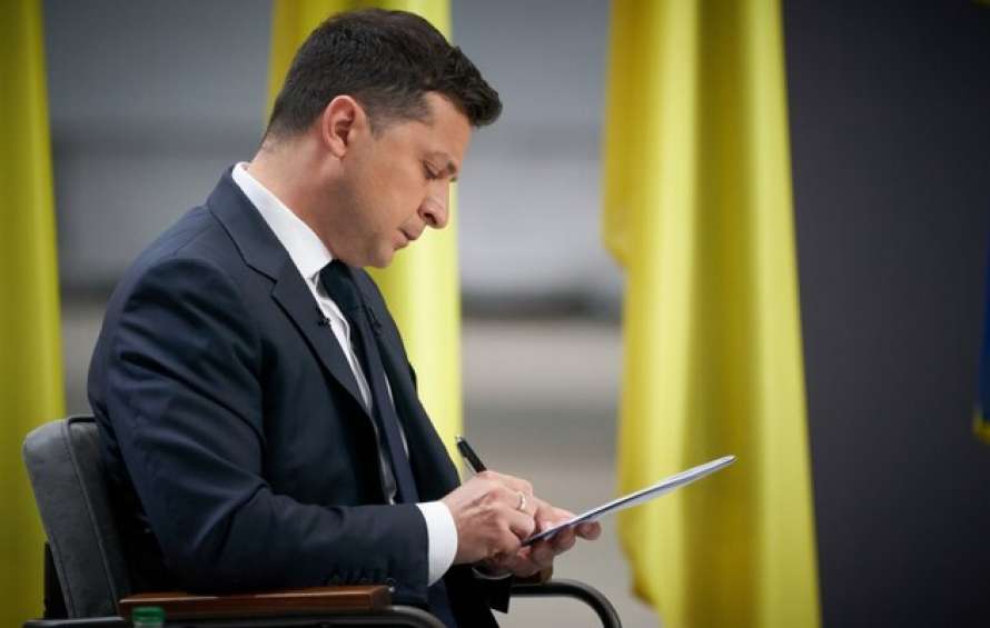 Умножил на ноль! Зеленский разогнался — массовые увольнения. Никто не ожидал — Украина ждет «горячая осень»