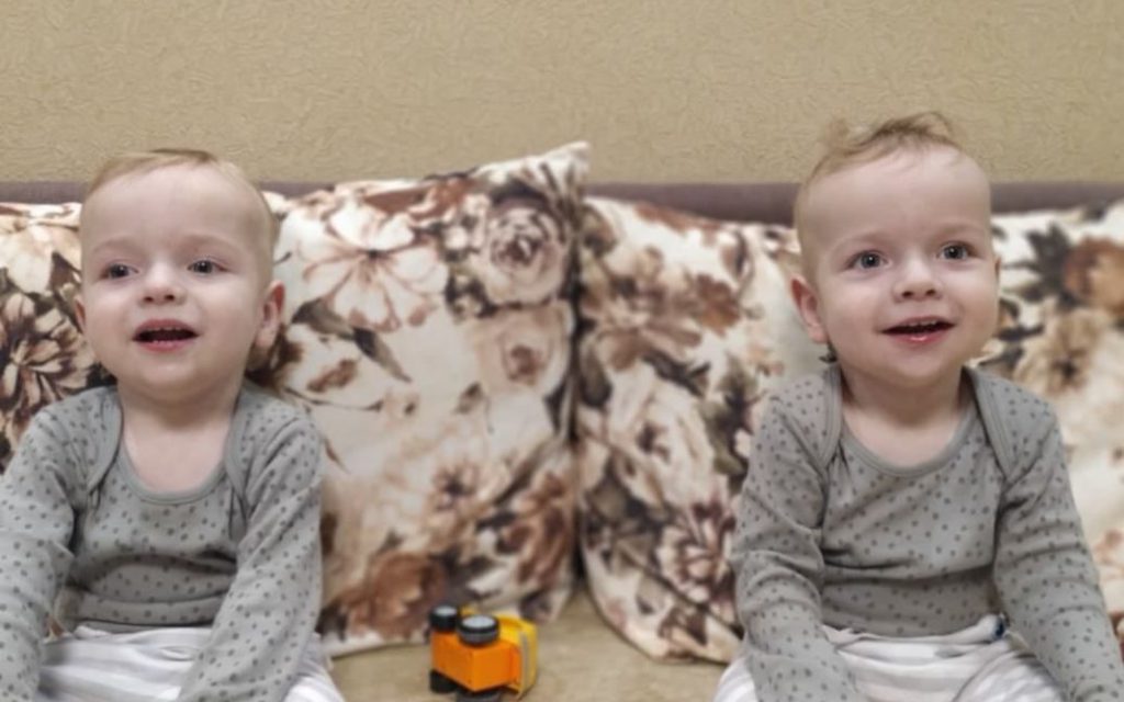Братья-двойняшки Влад и Артем поделили на двоих диагноз СМА: им обоим нужен самый дорогой укол в мире